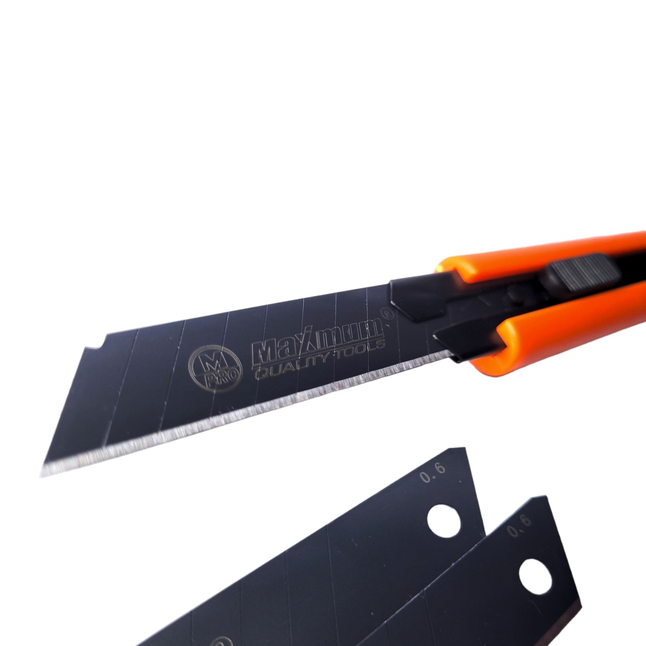 нож канцелярский усиленный 18 мм + 2 лезвия 0.6 мм, с фиксатором , "maximum" mx 13278 оптом